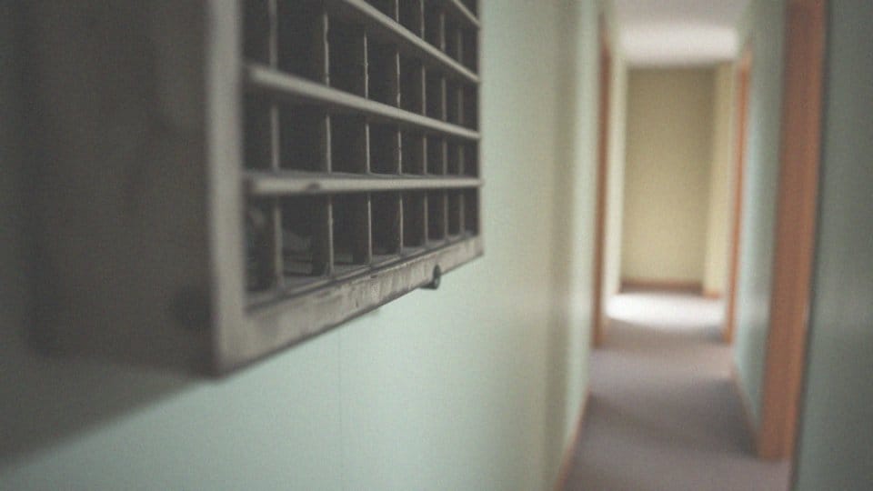 Brak wentylacji w mieszkaniu w bloku – przyczyny i skutki