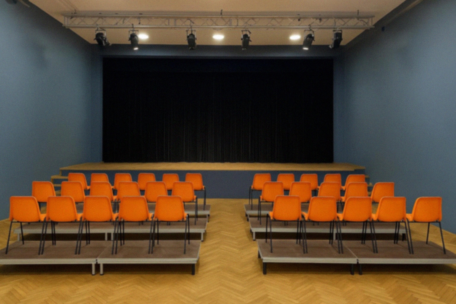 Spektakl „Budowniczki” w Tucholskim Ośrodku Kultury – Relacja z wydarzenia